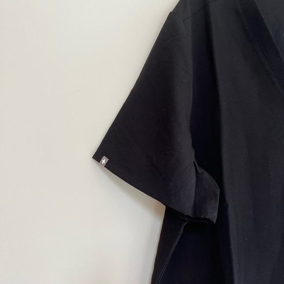 FIGS Casma Three-Pocket Black Scrub Top, size XXL - Picture 5 of 7